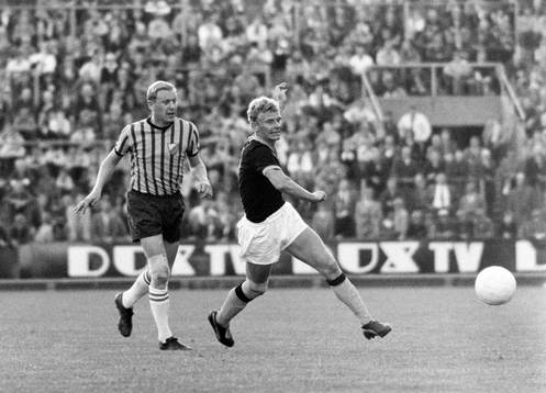Jim Nildén, AIK med bollen uppvaktad av Olle Hellström,