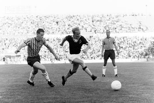 Björn Carlsson, AIK med bollen jagas av Willy Gummesson,
