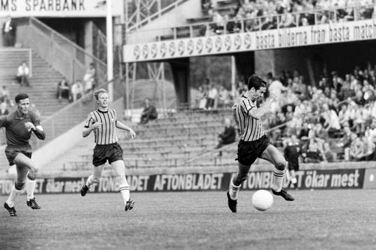 Djurgårdens Claes Cronqvist med bollen