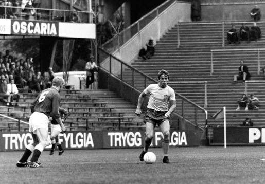 Sveriges Rolf Andersson med bollen