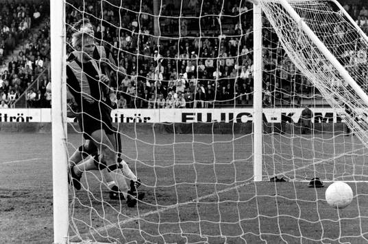 Bollen i mål bakom Ronnie Hellström, målvakt i Hammarby