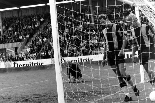 Bollen i mål bakom Ronnie Hellström, målvakt i Hammarby