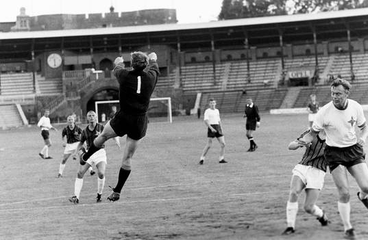Stockholms målvakt boxar ut bollen