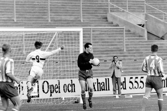Göteborgs målvakt Bengt Bertilsson med bollen