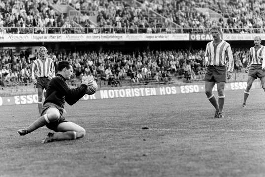 Göteborgs målvakt Bengt Bertilsson greppar bollen