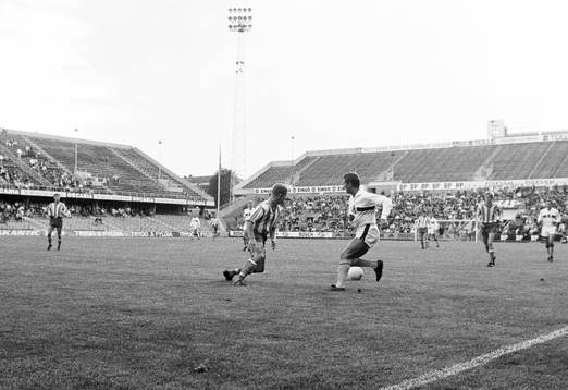 Lennart Backman, AIK stoppas. Tomt på läktaren, endast