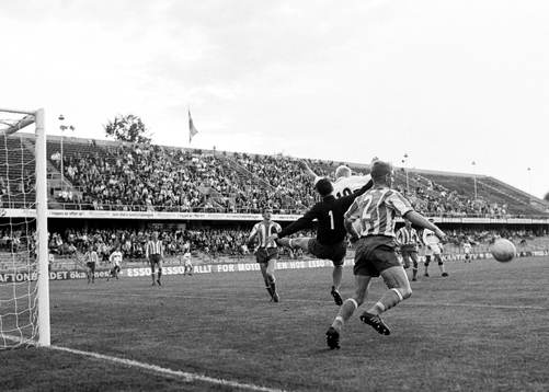 Roland Lundblad, AIK framför Bengt Bertilsson, målvakt i