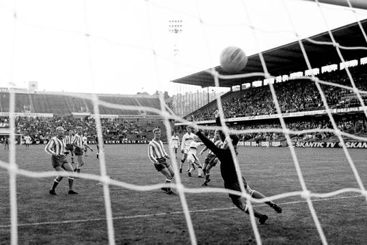 Bollen i mål bakom Bengt Bertilsson, målvakt i Göteborg