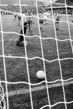 Bollen i mål bakom Bengt Bertilsson, målvakt i Göteborg