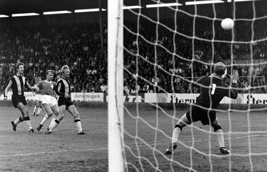 Situation framför hammarbys målvakt Ronnie Hellström