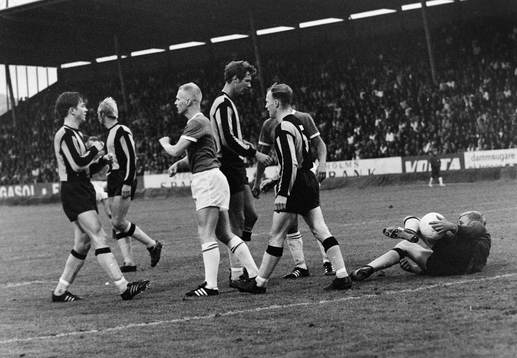 Situation framför hammarbys målvakt Ronnie Hellström