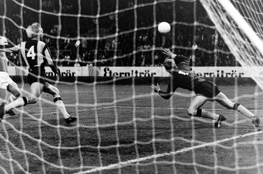 Situation framför hammarbys målvakt Ronnie Hellström