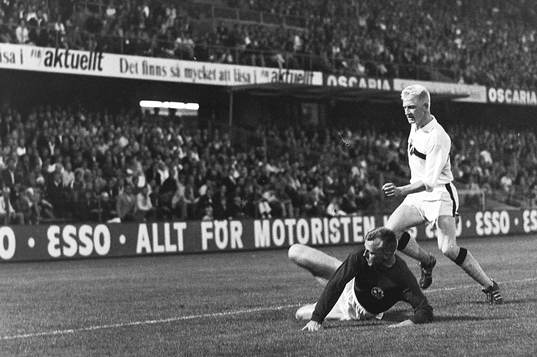 Roland Lundblad, AIK tar sig förbi en örebrospelare