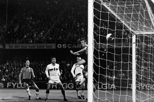 Djurgårdens Björn Persson nickar in 2-0 bakom Leif Hult,