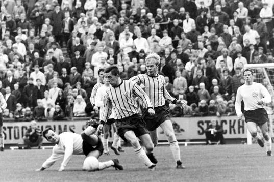 Djurgårdens Jan Svensson och Conny Granqvist i kamp om