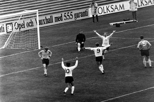 Bollen i mål bakom djurgårdens målvakt Ronnie Pettersson