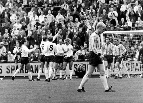 Bollen i mål bakom djurgårdens målvakt Ronnie Pettersson