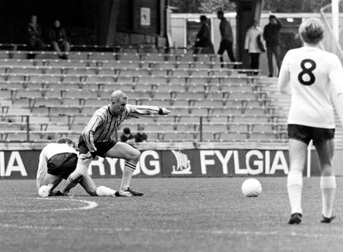 Djurgårdens Olle Hellström med bollen