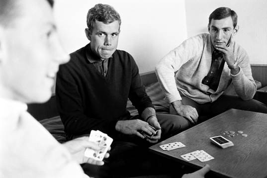 Hans Selander och Krister Kristensson spelar kort