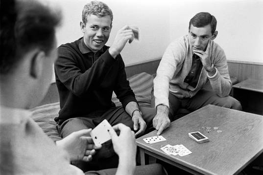 Hans Selander och Krister Kristensson spelar kort