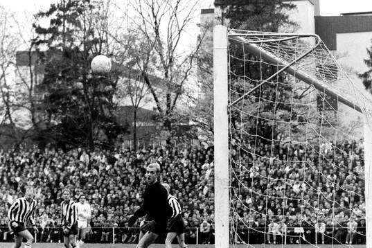 Göran Hagberg, målvakt i Landskrona ser bollen smita