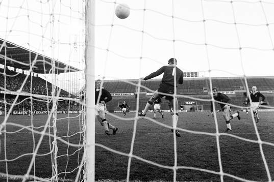 Björn Carlsson, AIK framför Rolf Damberg, målvakt i