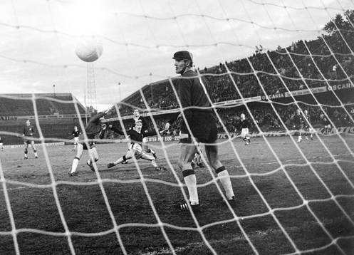 Björn Carlsson, AIK framför Rolf Damberg, målvakt i