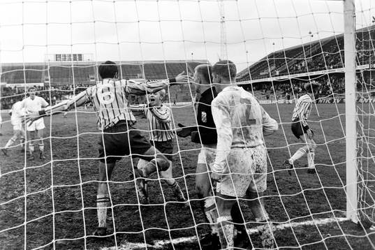 Bollen i mål bakom Bengt Bertilsson, målvakt i Göteborg