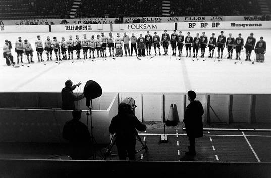 Lagen uppställda på isen innan matchstart
