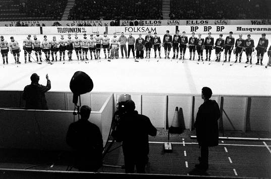 Lagen uppställda på isen innan matchstart