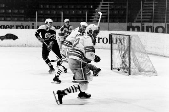 Pucken i mål bakom hammarbys målvakt