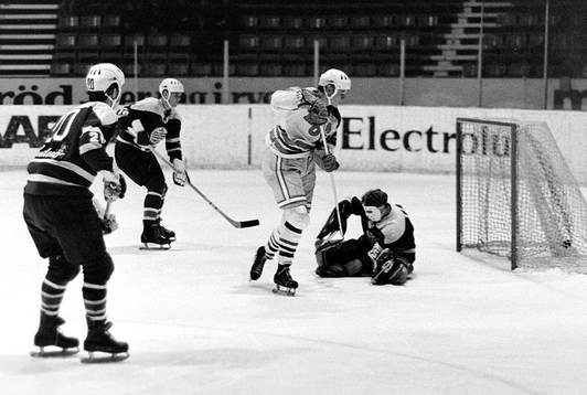Pucken i mål bakom hammarbys målvakt