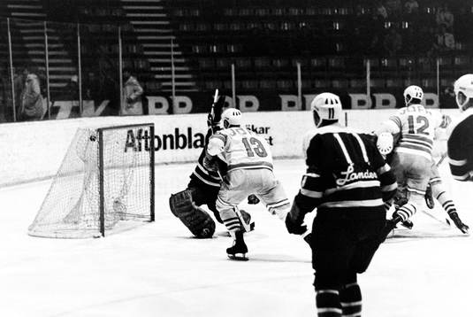 Pucken i mål bakom hammarbys målvakt