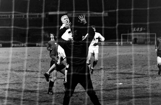 Roland Lundblad, AIK framför hannovers målvakt