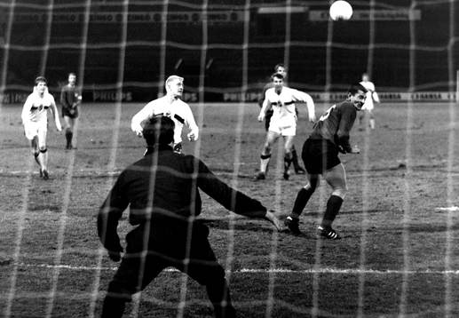 Roland Lundblad, AIK framför hannovers målvakt