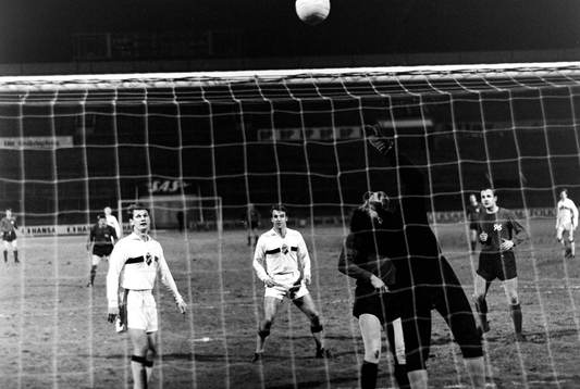 Kurt Andersson och Owe Ohlsson, AIK ser bollen flyga över