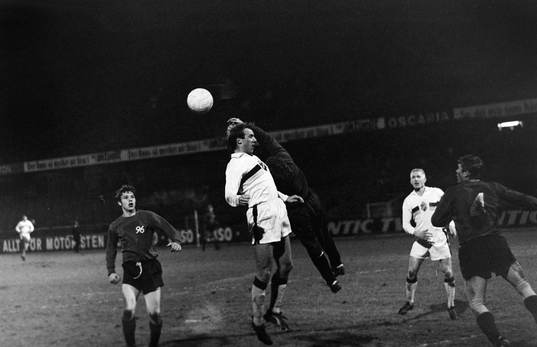 Owe Ohlsson, AIK i en luftduell med hannovers målvakt