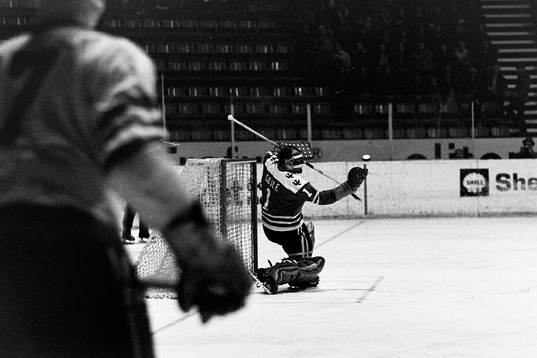 Coyle, målvakt i USA jonglerar med pucken