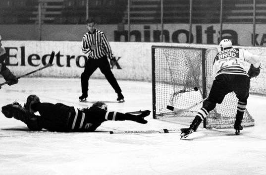 Pucken i mål bakom hammarbys målvakt