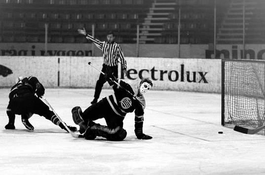 Pucken i mål bakom hammarbys målvakt