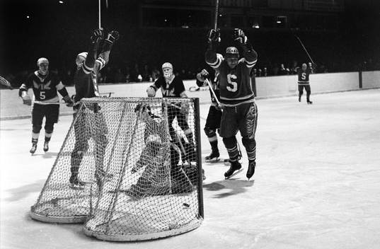 Pucken i mål bakom västerås målvakt och jubel i