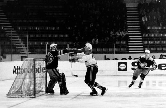 Leif Holmqvist, målvakt i AIK stoppar Bo Englund, Leksand