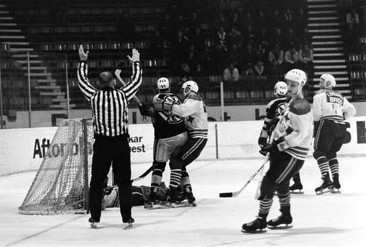 Situation framför Leksands målvakt Christer Abrahamsson