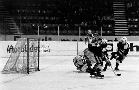 Pucken på väg in i mål bakom  Christer Abrahamsson,