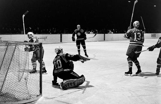 Pucken i mål bakom William Löfqvist, målvakt i Brynäs