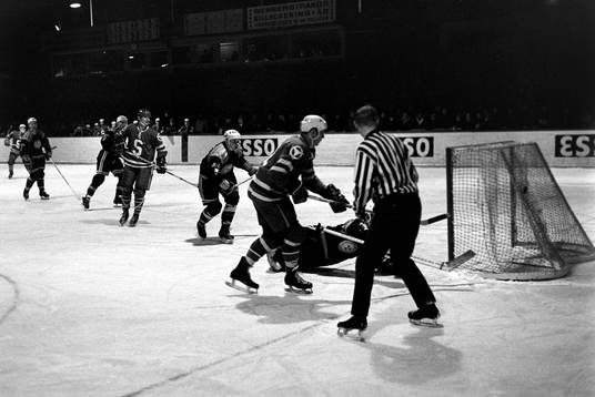 Situation framför William Löfqvist, målvakt i Brynäs