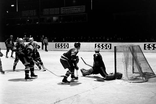 Situation framför William Löfqvist, målvakt i Brynäs
