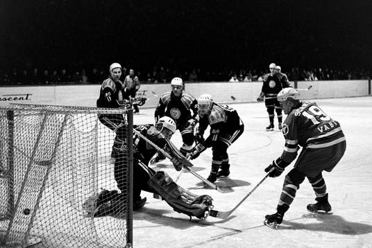 Situation framför William Löfqvist, målvakt i Brynäs