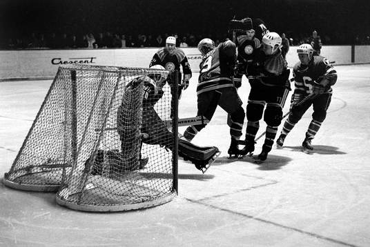 Situation framför William Löfqvist, målvakt i Brynäs