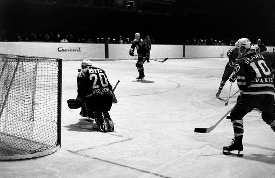 Situation framför William Löfqvist, målvakt i Brynäs
